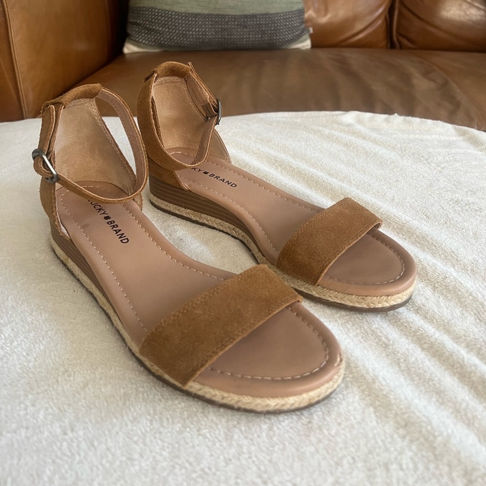 Lucky Brand Tan suede Ankle Strap Sandals size 8